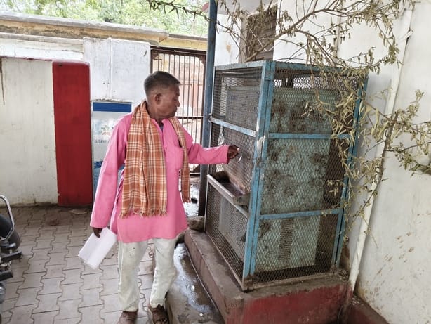 फोटो 26 सीकेटीपी 10-धुस मैदान स्थित बिजली उपकेंद्र में रखा घड़ा