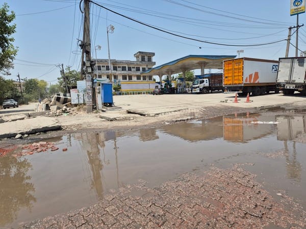 फोटो :34: सोनीपत में नेशनल हाईवे-44 के संपर्क मार्ग पर बहालगढ़ के पास पानी भरने से टूटी सड़क से ग