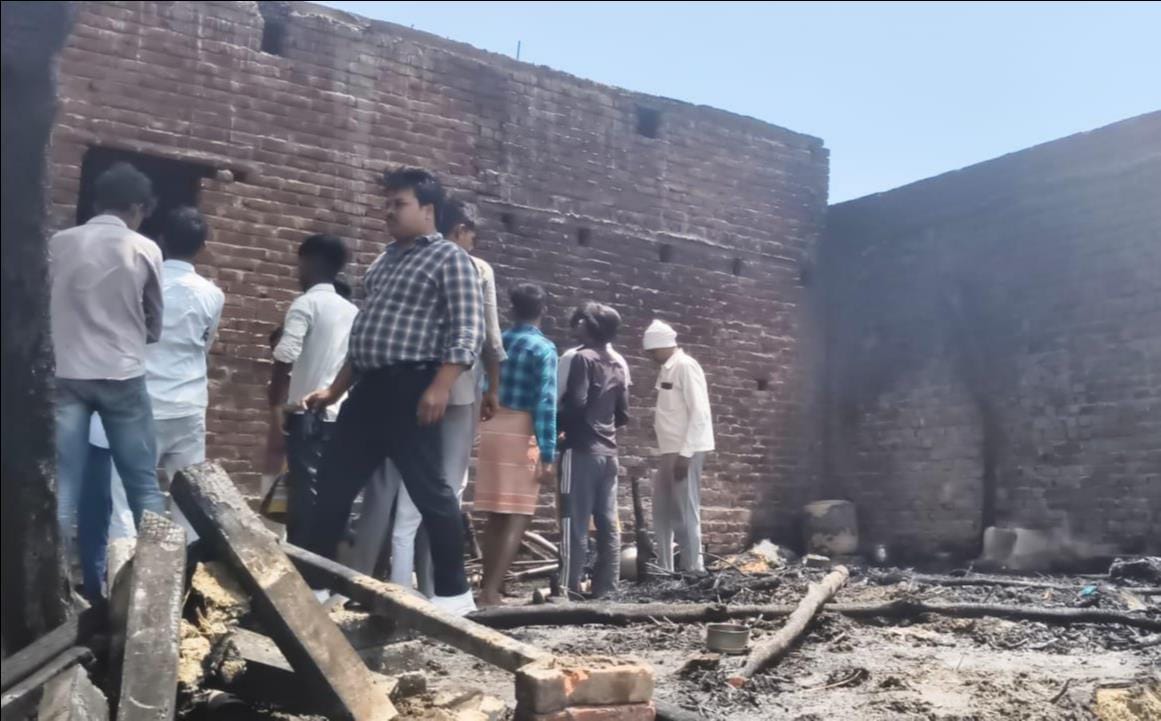 फोटो-7 आग लगने से बच्ची की मौत होने से गमगीन बैठी महिलाएं। संवाद फोटो-7 आग लगने से बच्ची की मौत होने से गमगीन बैठी महिलाएं। संवाद