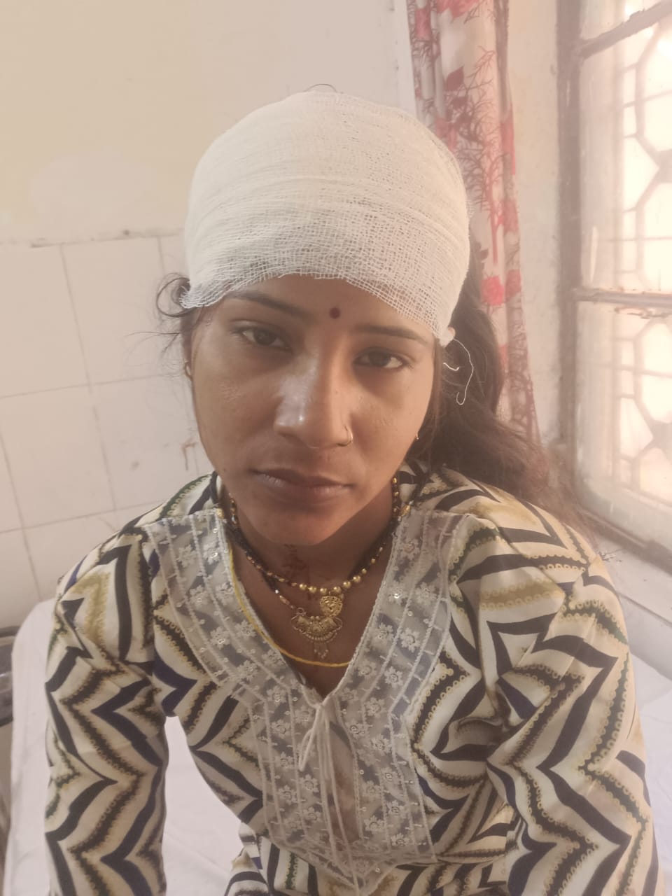 फोटो। बरीपुरा में मारपीट में घायल दोनों पक्षों की महिलाएं सीएचसी में भर्ती