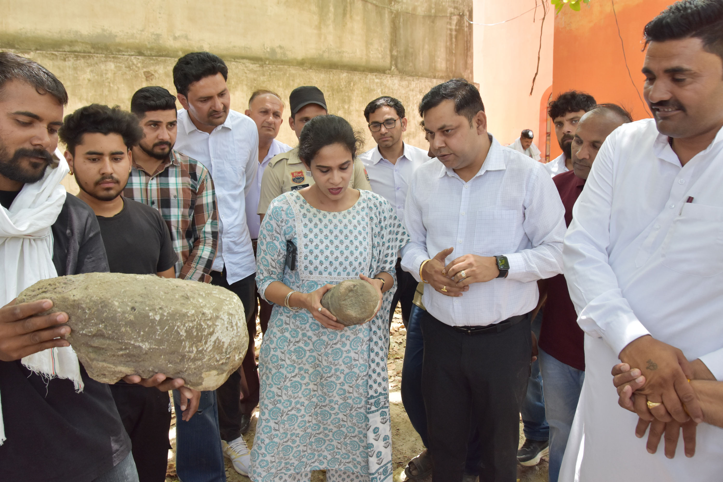 गांव फरल में निरीक्षण करती डीसी अपराजिता। प्रवक्ता गांव फरल में निरीक्षण करती डीसी अपराजिता। प्रवक्ता