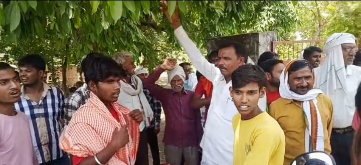 घटमापुर विद्युत उपकेंद्र उपखंड अधिकारी को ज्ञापन सौपते लोग। संवाद