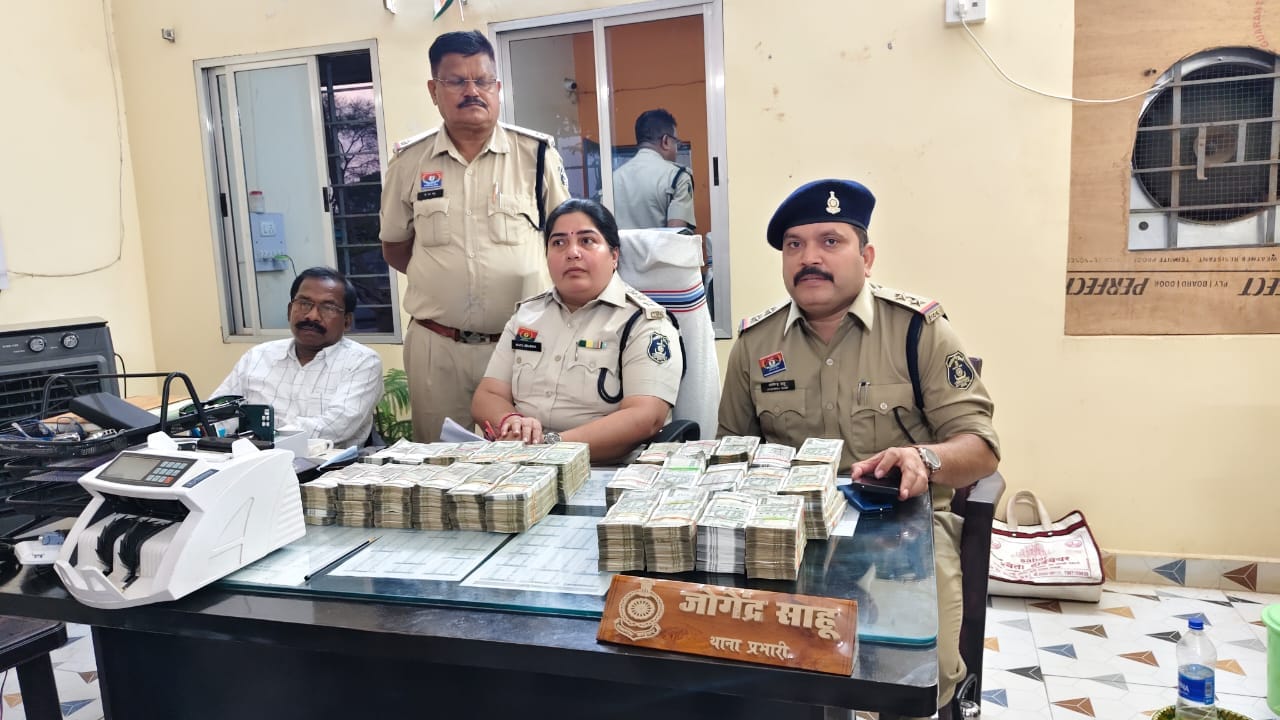 कार में कैश 