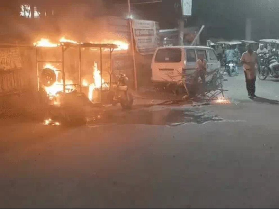 ई रिक्शा से उठतीं लपटें व आग बुझाने के लिए बाल्टी में पानी ले जाता युवक। ई रिक्शा से उठतीं लपटें व आग बुझाने के लिए बाल्टी में पानी ले जाता युवक।
