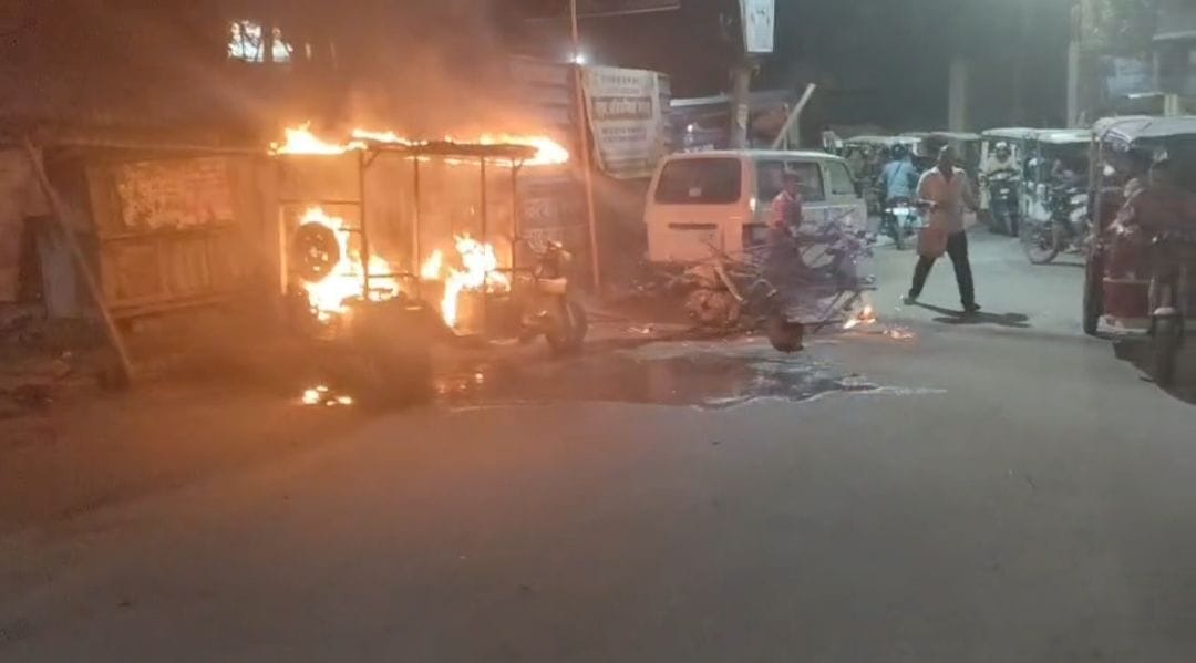 ई रिक्शा से उठतीं लपटें व आग बुझाने के लिए बाल्टी में पानी ले जाता युवक। ई रिक्शा से उठतीं लपटें व आग बुझाने के लिए बाल्टी में पानी ले जाता युवक।