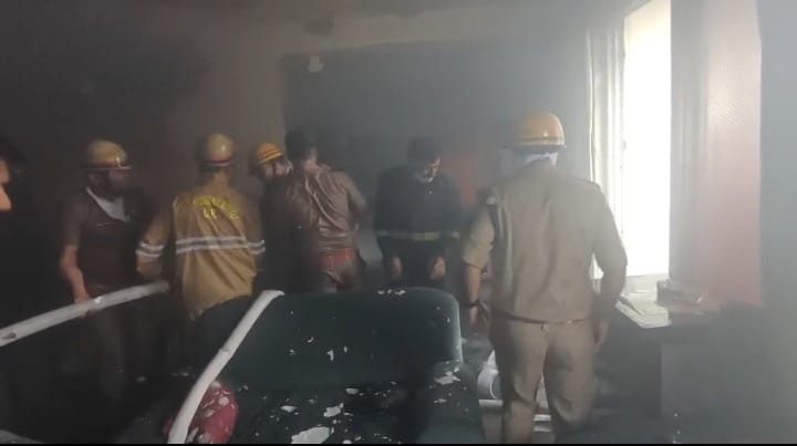 इंदिरापुरम स्थित शिप्रा सृष्टि सोसायटी के 15वीं मंजिल पर बने फ्लैट से निकलती आग की लपटें। इंदिरापुरम स्थित शिप्रा सृष्टि सोसायटी के 15वीं मंजिल पर बने फ्लैट से निकलती आग की लपटें।
