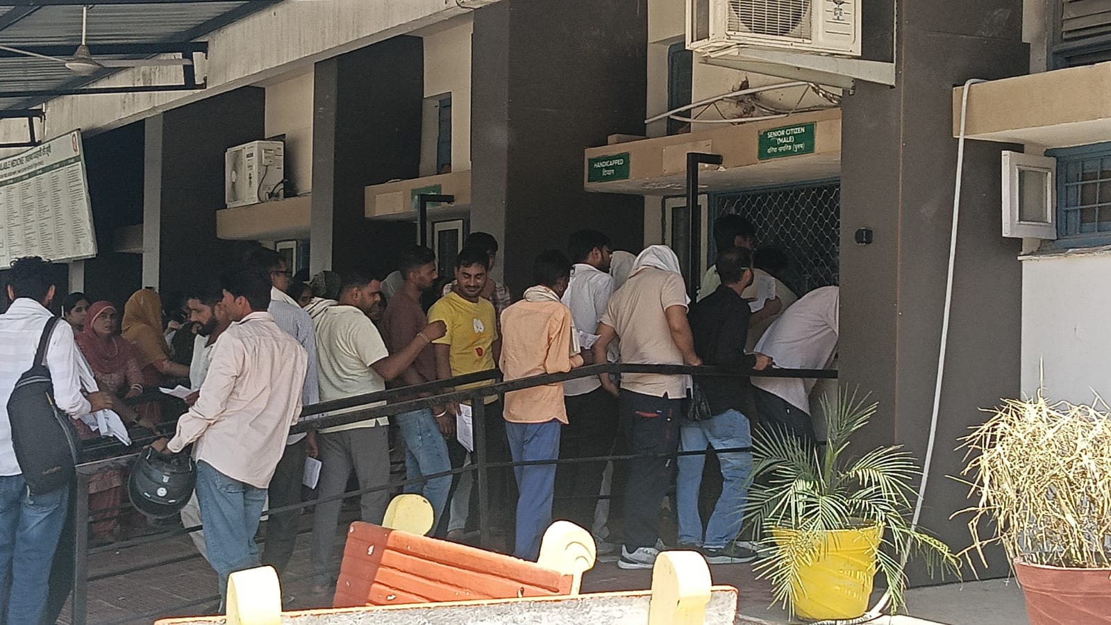 जिला नागरिक अस्पताल में कतार में लगे मरीज। संवाद जिला नागरिक अस्पताल में कतार में लगे मरीज। संवाद