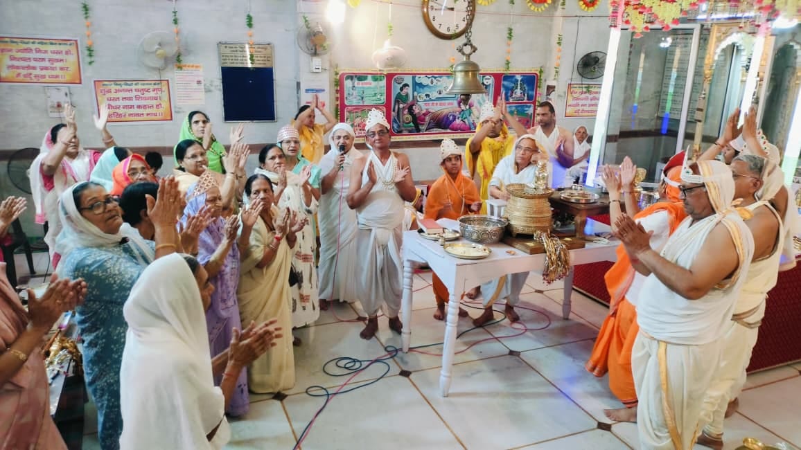 कस्बे के प्राचीन दिगंबर जैन बड़े मंदिर में पूजा अर्चना करते श्रद्धालु स्रोत संवाद कस्बे के प्राचीन दिगंबर जैन बड़े मंदिर में पूजा अर्चना करते श्रद्धालु स्रोत संवाद