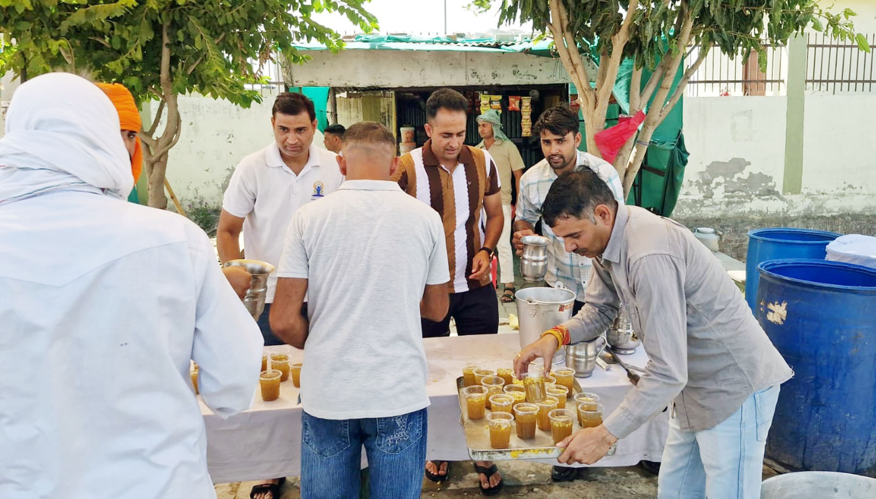 लघु सचिवालय के पास जल सेवा करते कर्मचारी लघु सचिवालय के पास जल सेवा करते कर्मचारी