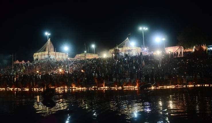 मां बेल्हा देवी धाम में गंगा दशहरा महोत्सव पर आरती करते श्रद्धालु। संवाद