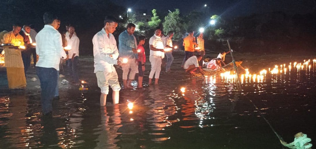 मां बेल्हा देवी धाम में गंगा दशहरा महोत्सव पर आरती करते श्रद्धालु। संवाद