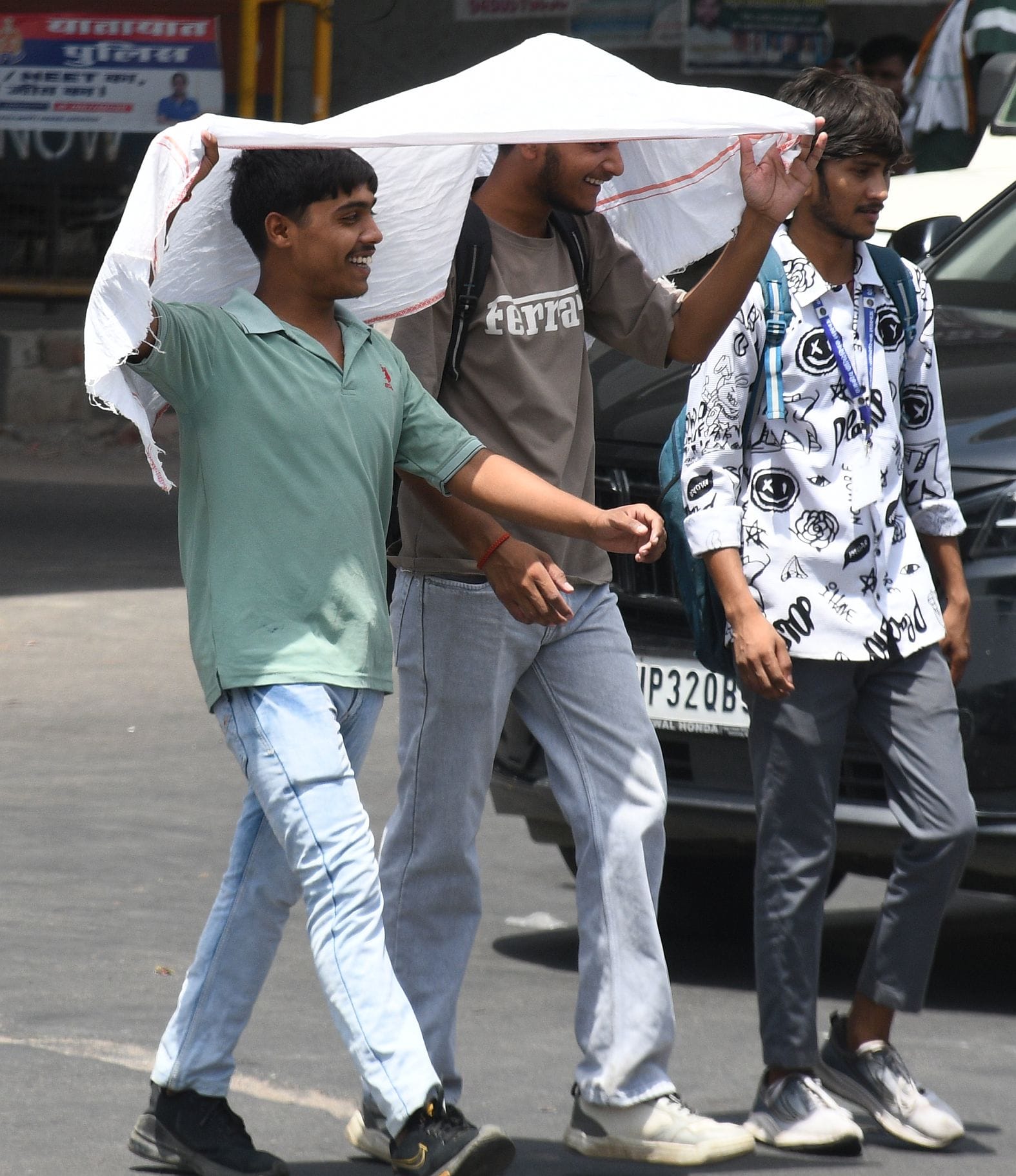 मंगलवार को धूप से बचने की कोशिश करते लोग। 