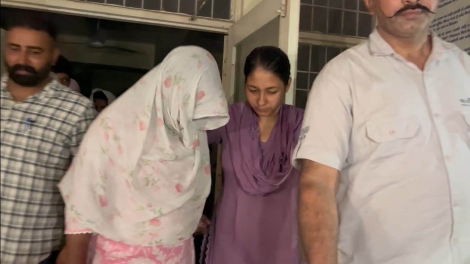 महिला पुलिस थाना से जांच अधिकारी मंजू को अपने साथ लेकर जाती विजिलेंस की टीम।