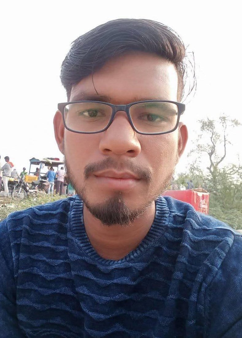 महेशगंज थाना क्षेत्र के जगापुर में युवक के फांसी लगाकर आत्महत्या करने के बाद जुटी भीड़। पुलिस