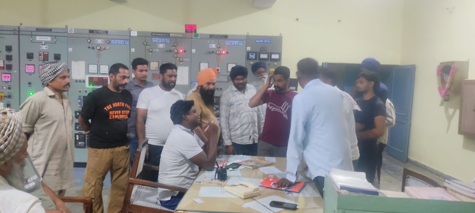 मुलाना में पावर हाउस पर किसानों द्वारा जड़ा गया ताला। मुलाना में पावर हाउस पर किसानों द्वारा जड़ा गया ताला।