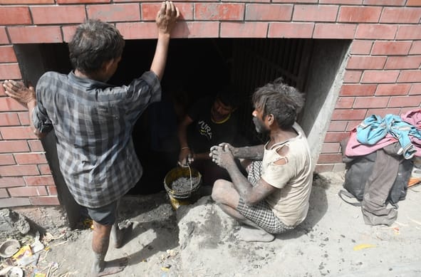 नाले के डक्ट में सफाई करते कर्मचारी। नाले के डक्ट में सफाई करते कर्मचारी।