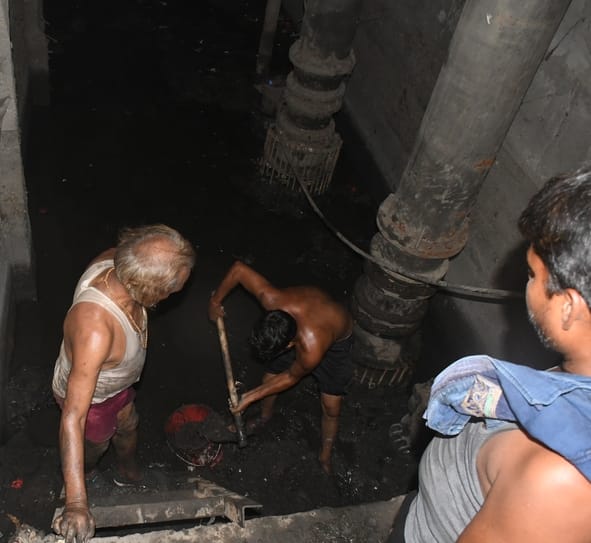 नाले के डक्ट में सफाई करते कर्मचारी। नाले के डक्ट में सफाई करते कर्मचारी।