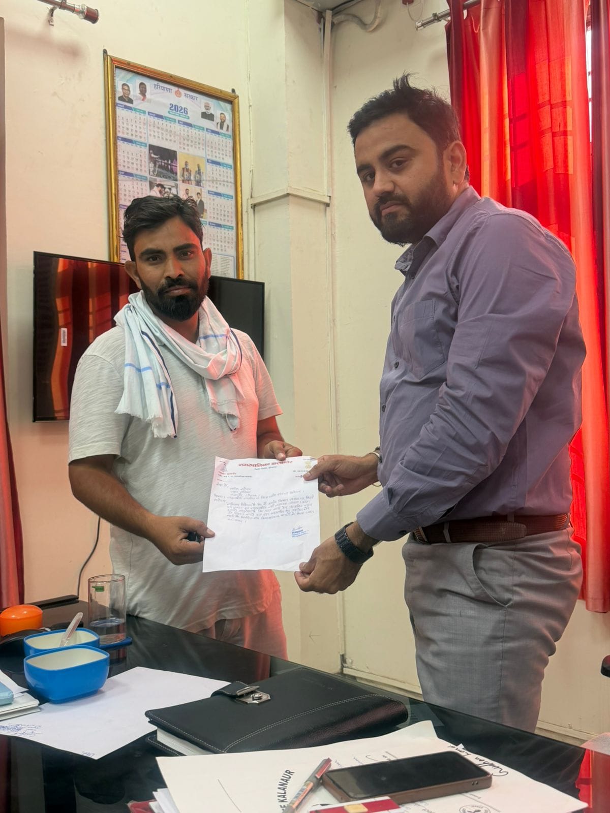 नपा की जमीन पर खनन विभाग की टीम जांच करते हुए। नपा की जमीन पर खनन विभाग की टीम जांच करते हुए।
