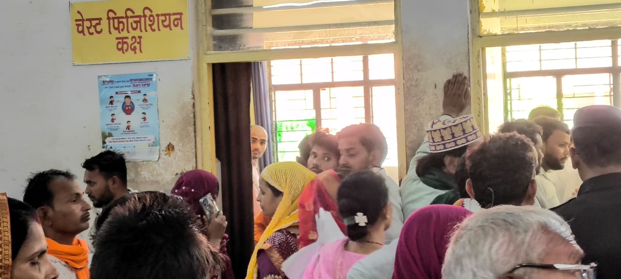 ओपीडी में मरीज को देखते डॉ. संजीव। स्रोत: डॉक्टर