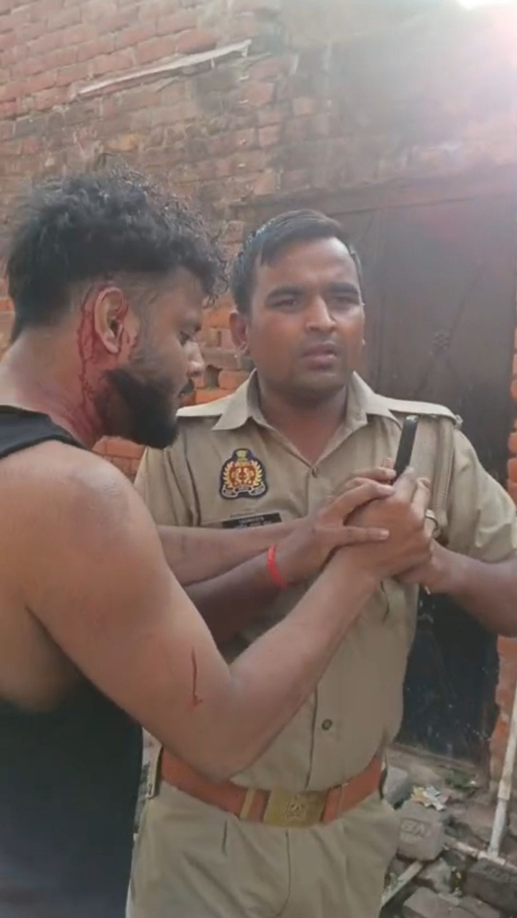 पुलिसकर्मी से मोबाइल छीनने का प्रयास करता आरोपी।