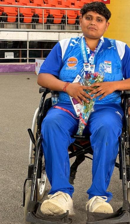 पैरा एथलेटिक चैंपियनशिप में पदक प्राप्त करने वाली रिया, रितिका, फातिमा गौरव त्यागी के साथ