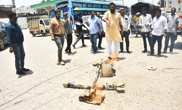 पुतला जलाते ट्रांसपोर्टर।