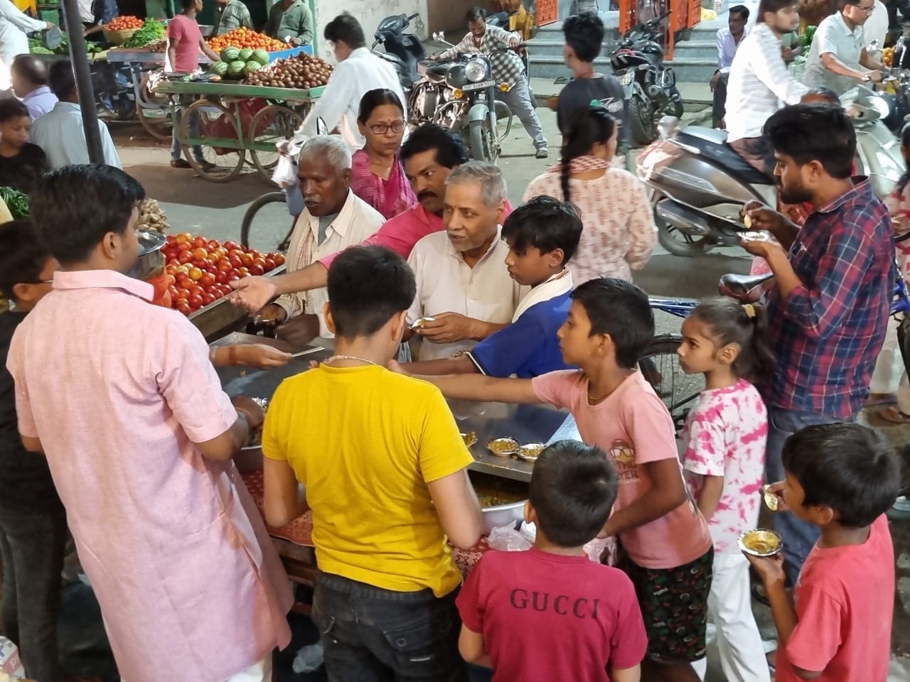 रॉबर्ट्सगंज संकट हरण श्री सिद्ध हनुमान मंदिर में सजी प्रतिमा। संवाद रॉबर्ट्सगंज संकट हरण श्री सिद्ध हनुमान मंदिर में सजी प्रतिमा। संवाद