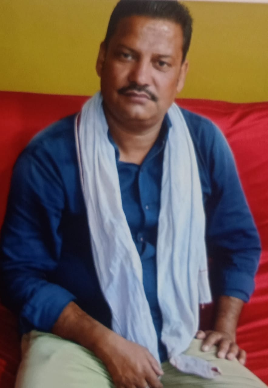 राजकीय मेडिकल कॉलेज में बदहवास खड़े मृतक के पिता विजय कुमार शुक्ला। संवाद राजकीय मेडिकल कॉलेज में बदहवास खड़े मृतक के पिता विजय कुमार शुक्ला। संवाद
