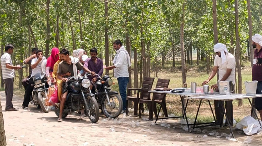 रादौर में मीठे पानी की छबील लगाने पहुंचे युवा।  स्वयं