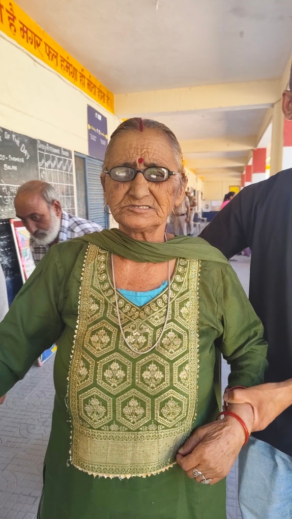 सोलन ब्लॉक की नौणी मझगांव में वोट डालने पहुंचे सरावन गांव के लोग। संवाद