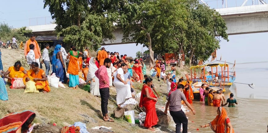 सेवरही के शिवाघाट में गंगा दशहरा पर स्नान करने वालो की लगा भीड़।संवाद