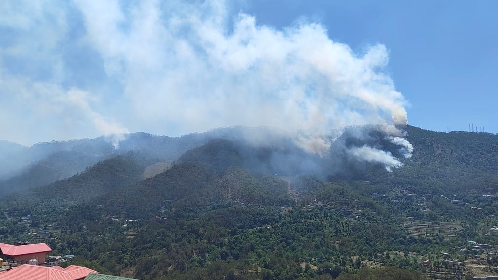 शामलेच टनल के पास जंगल में लगी आग के कारण उठता धुआं। संवाद