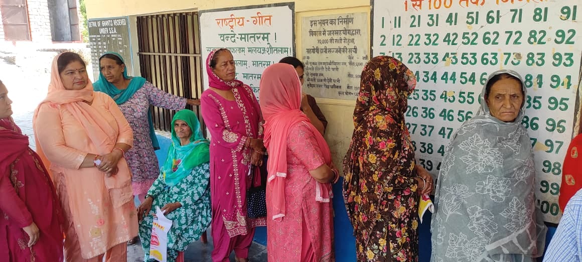 देई का नौण पंचायत  में मतदान के लाइनों में लगी महिला वोटर। संवाद।