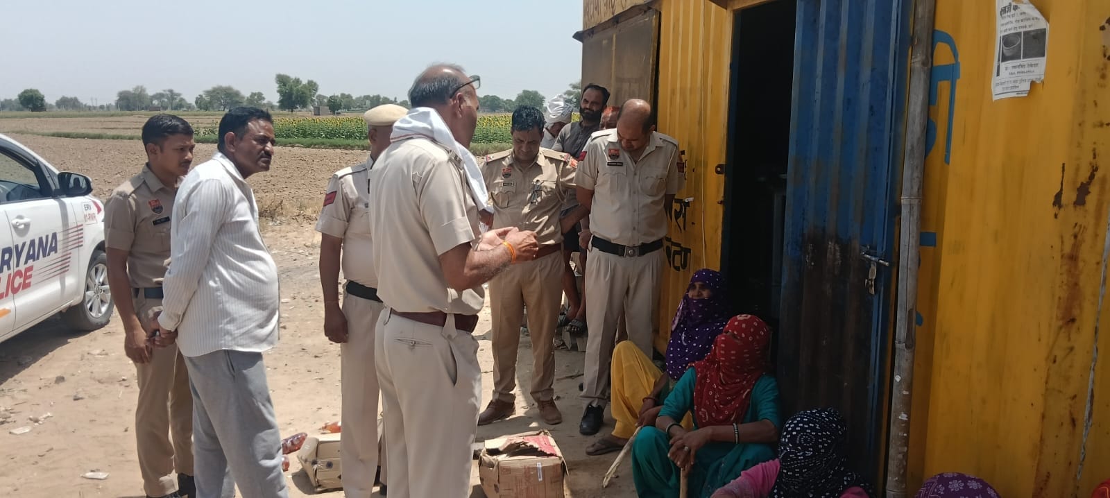 ठेके के बाहर धरना देतीं महिलाएं। संवाद ठेके के बाहर धरना देतीं महिलाएं। संवाद