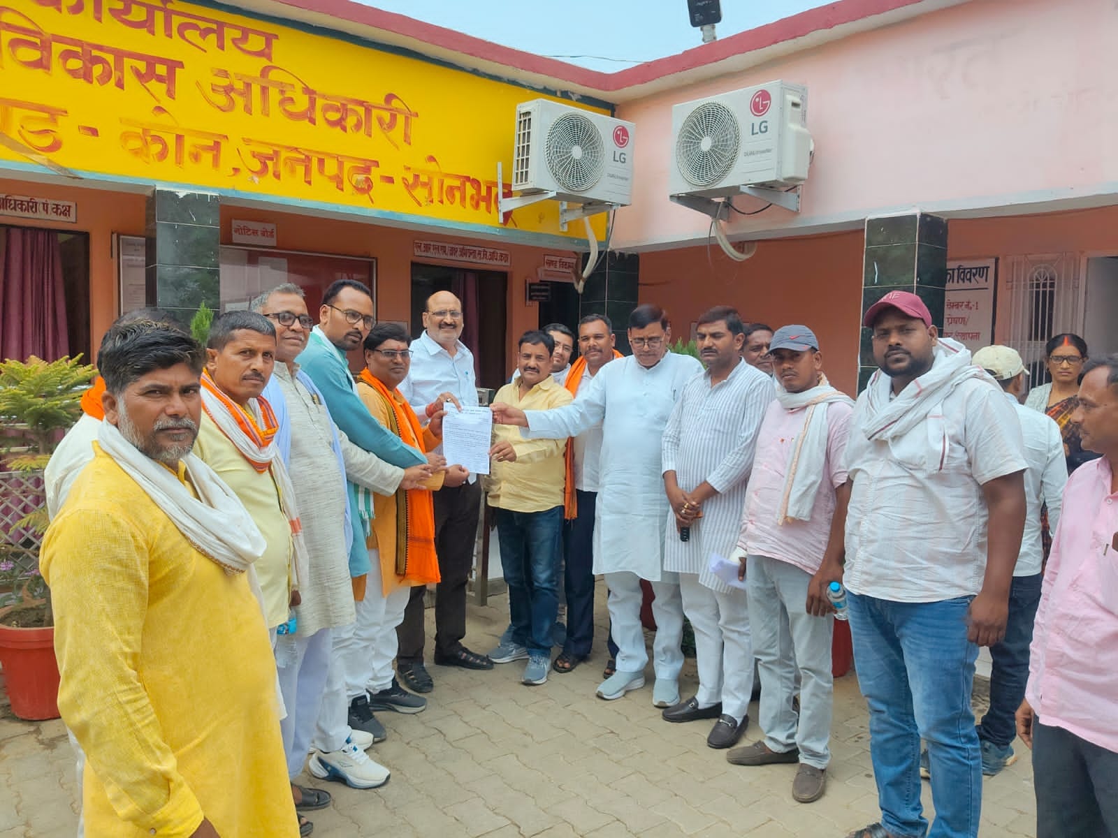 दुद्धी ब्लॉक सभागार में अभिनंदन कार्यक्रम में शामिल प्रधान संगठन-संवाद