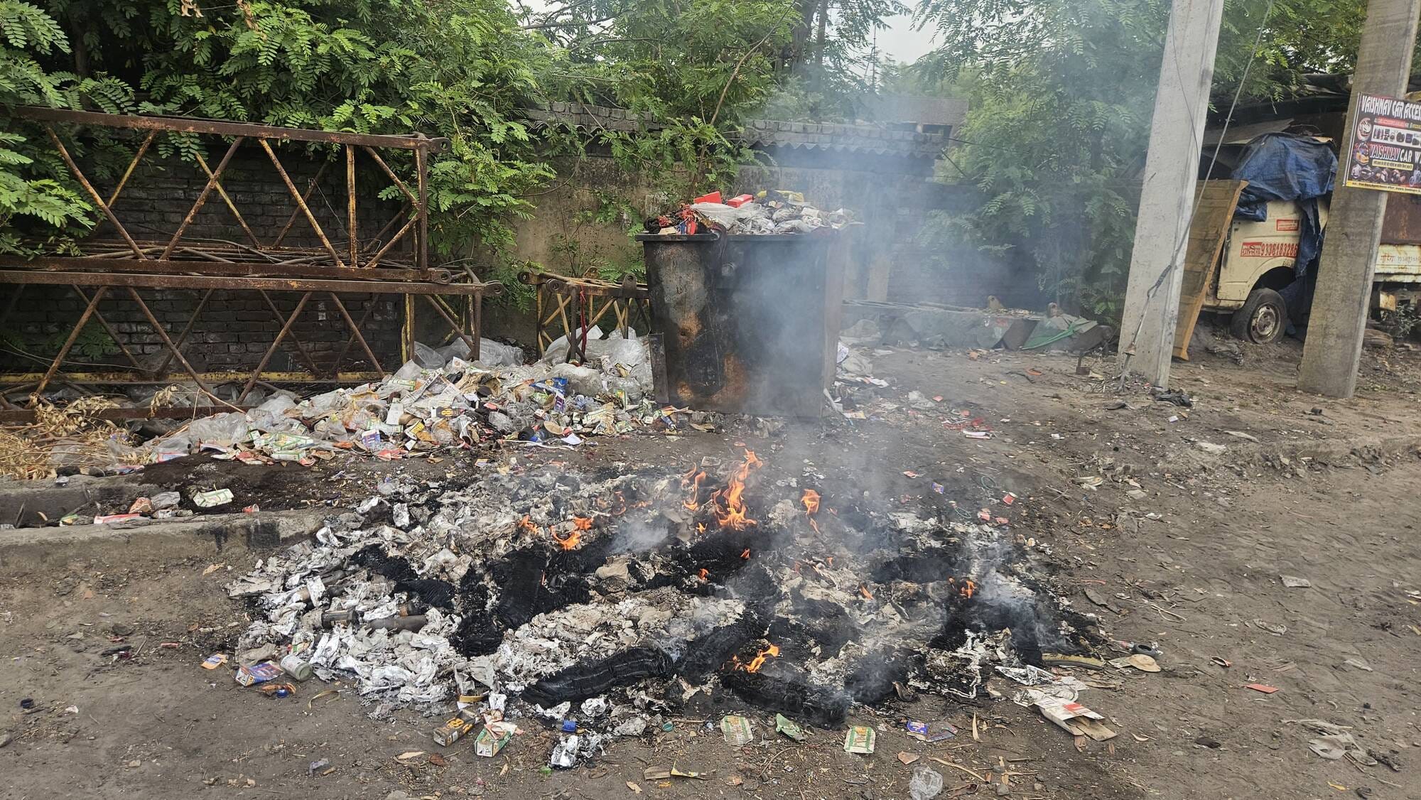 अनपरा नगर के वार्ड नंबर 14 के शापिंग गेट के बगल में भरा कूड़ेदान। संवाद अनपरा नगर के वार्ड नंबर 14 के शापिंग गेट के बगल में भरा कूड़ेदान। संवाद