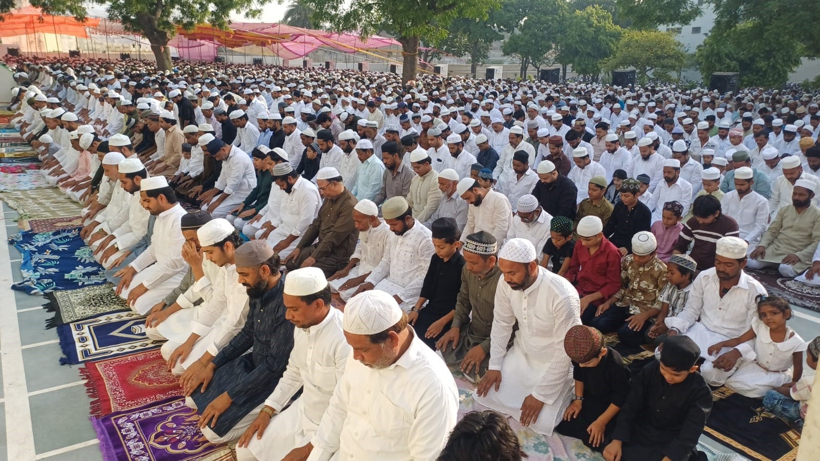 अनूपशहर में नमाज अदा करते लोग। संवाद