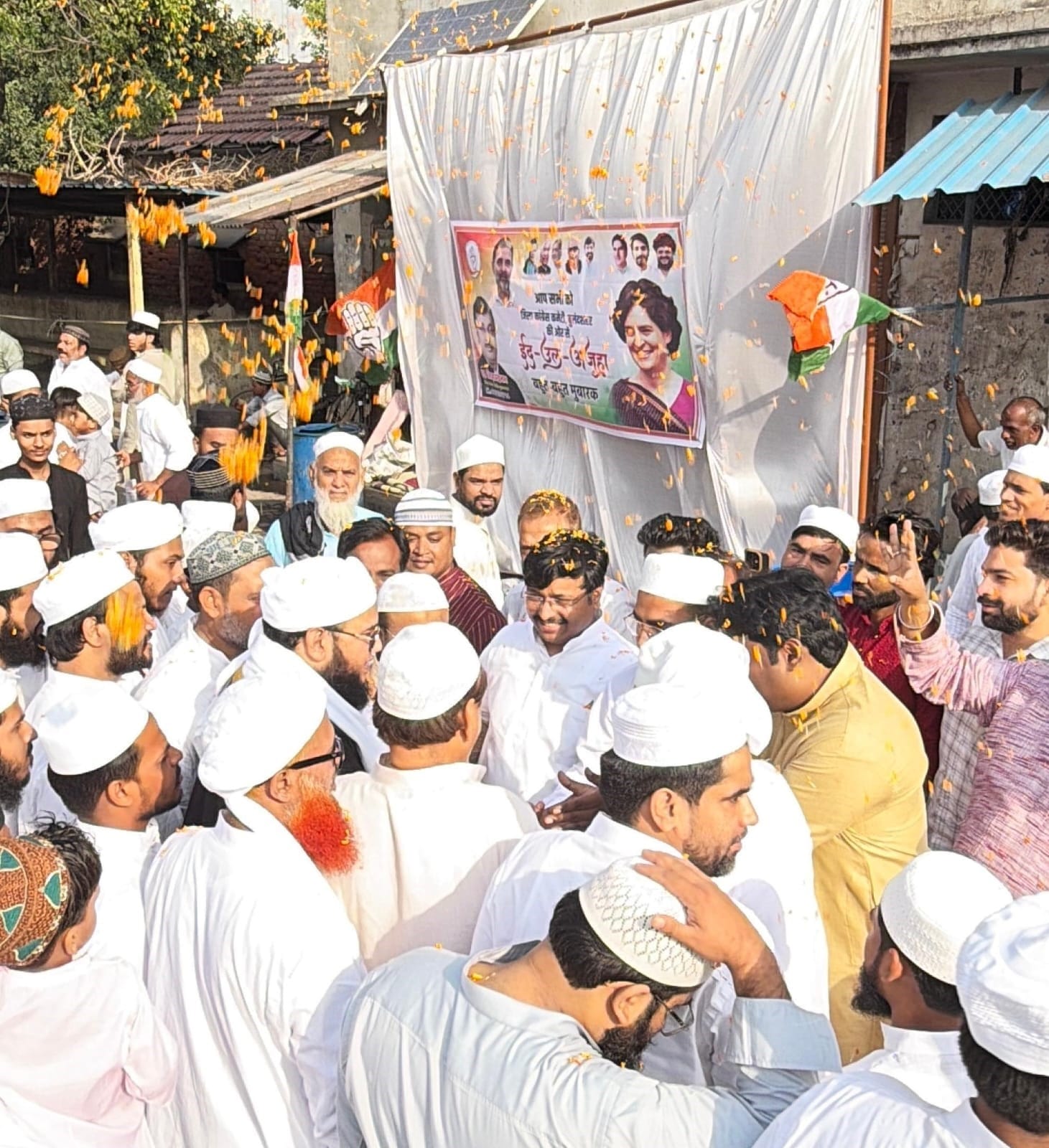 अनूपशहर में नमाज अदा करते लोग। संवाद