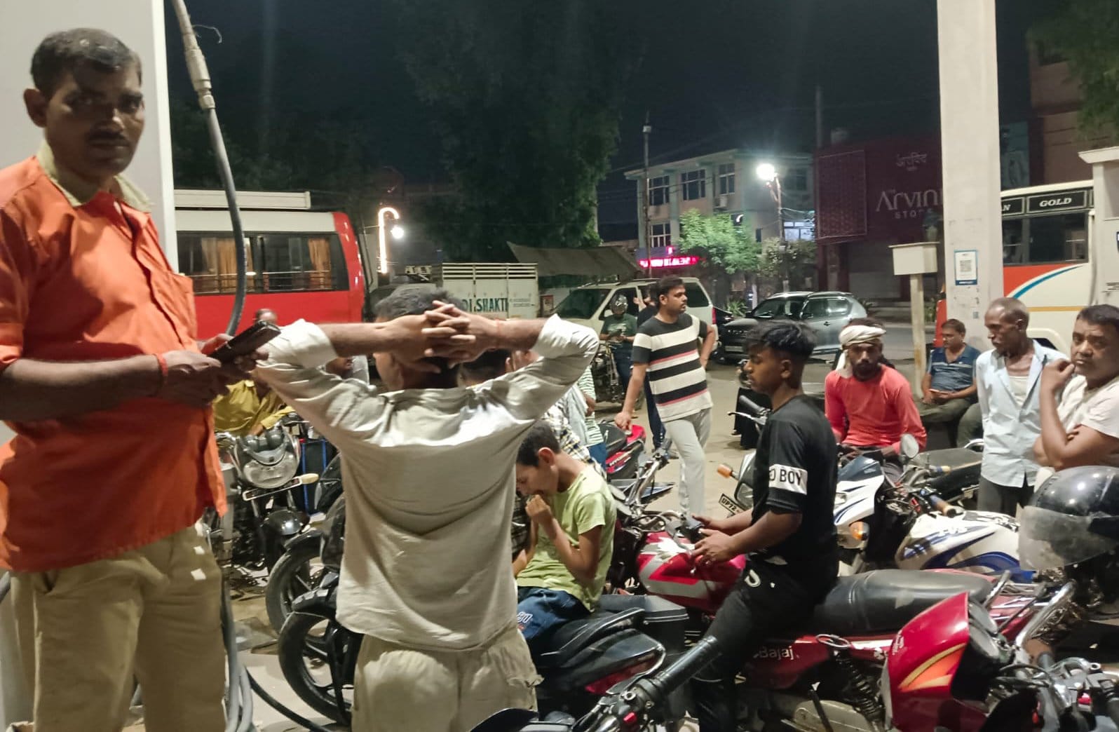 भंगवा चुंगी स्थित पंप पर पेट्रोल लेने को लगी ग्राहकों की भीड़। संवाद भंगवा चुंगी स्थित पंप पर पेट्रोल लेने को लगी ग्राहकों की भीड़। संवाद