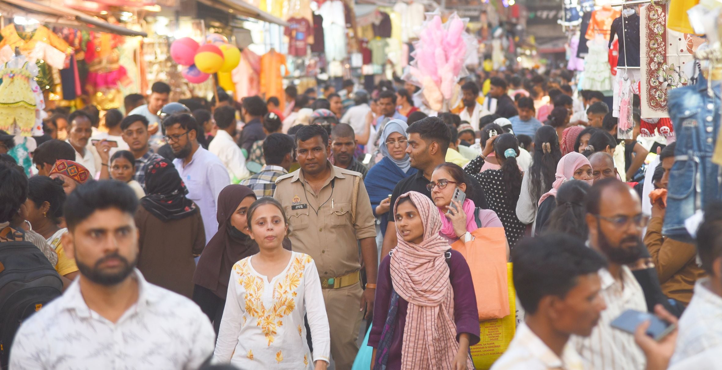 बाजार में देर रात तक चली बकरीद की खरीदारी।