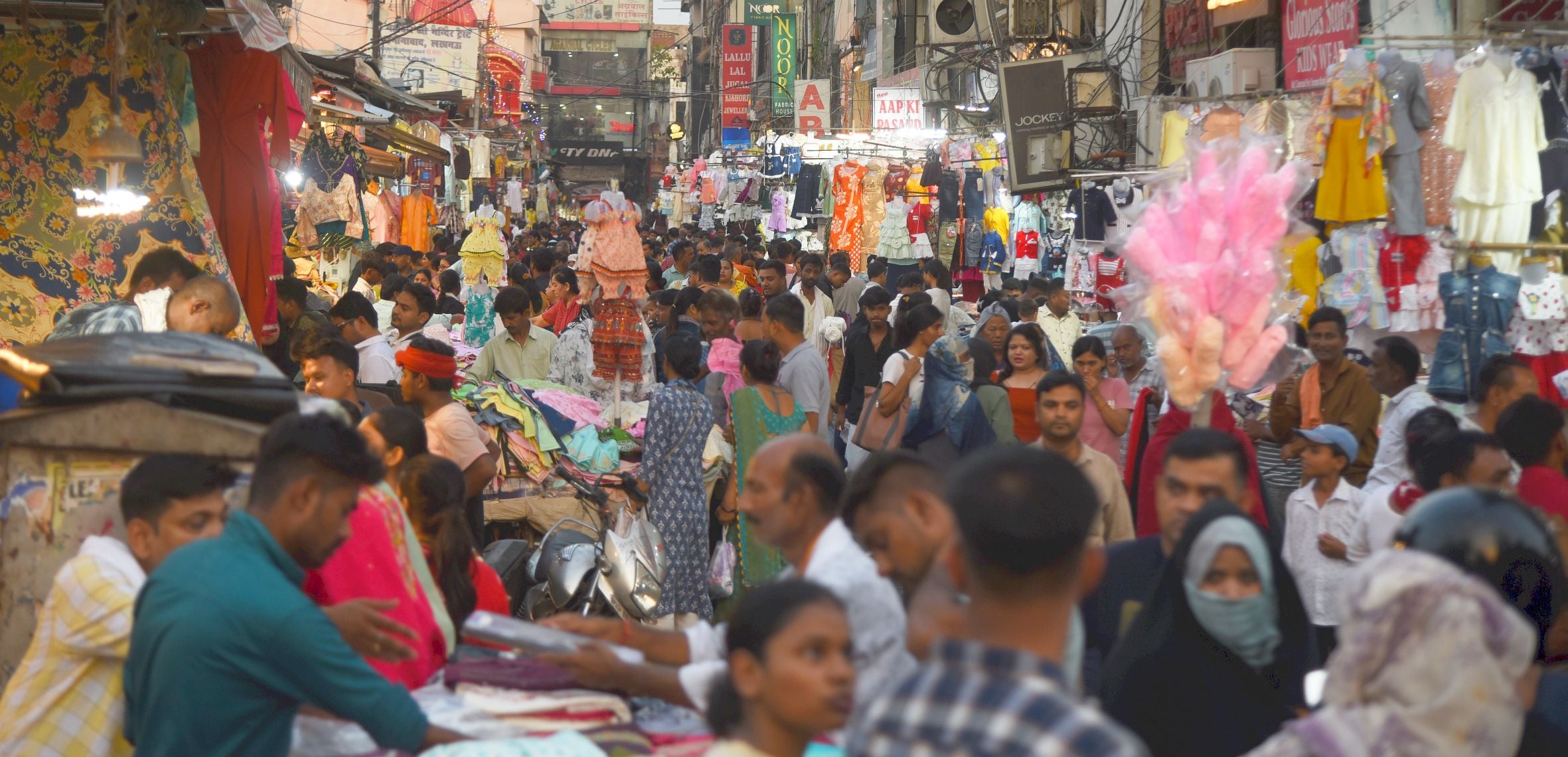बाजार में देर रात तक चली बकरीद की खरीदारी।