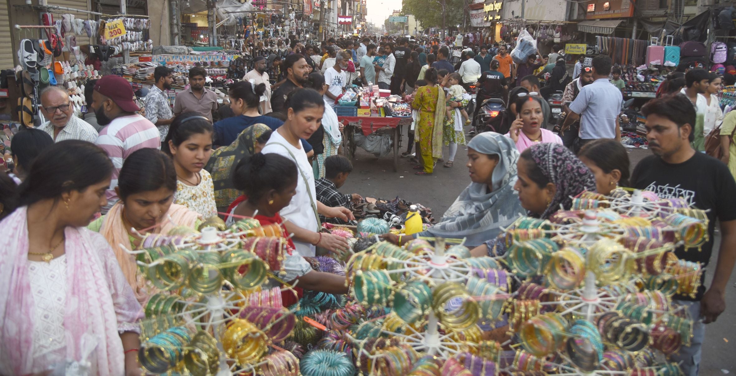 बाजार में देर रात तक चली बकरीद की खरीदारी।