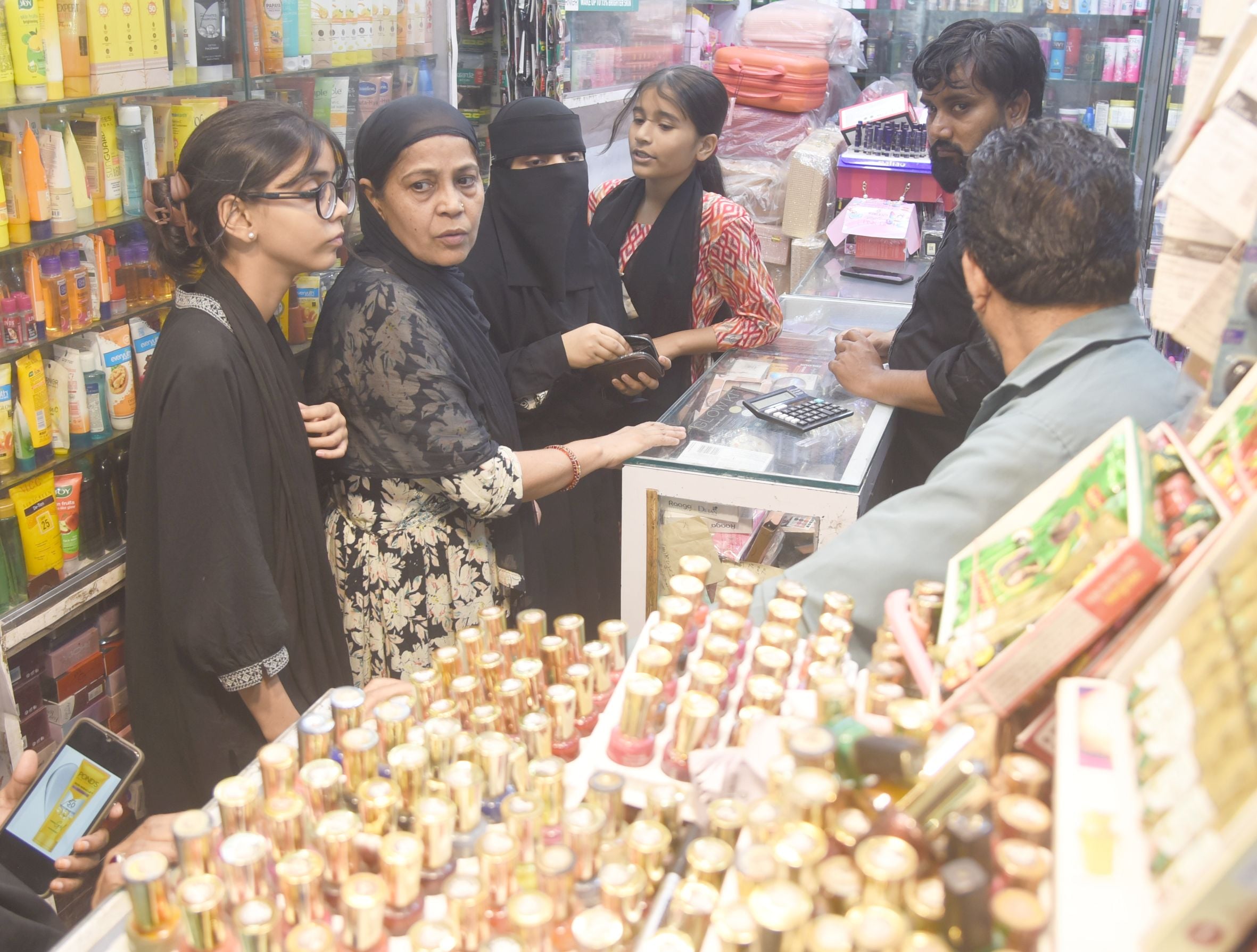 बाजार में देर रात तक चली बकरीद की खरीदारी।
