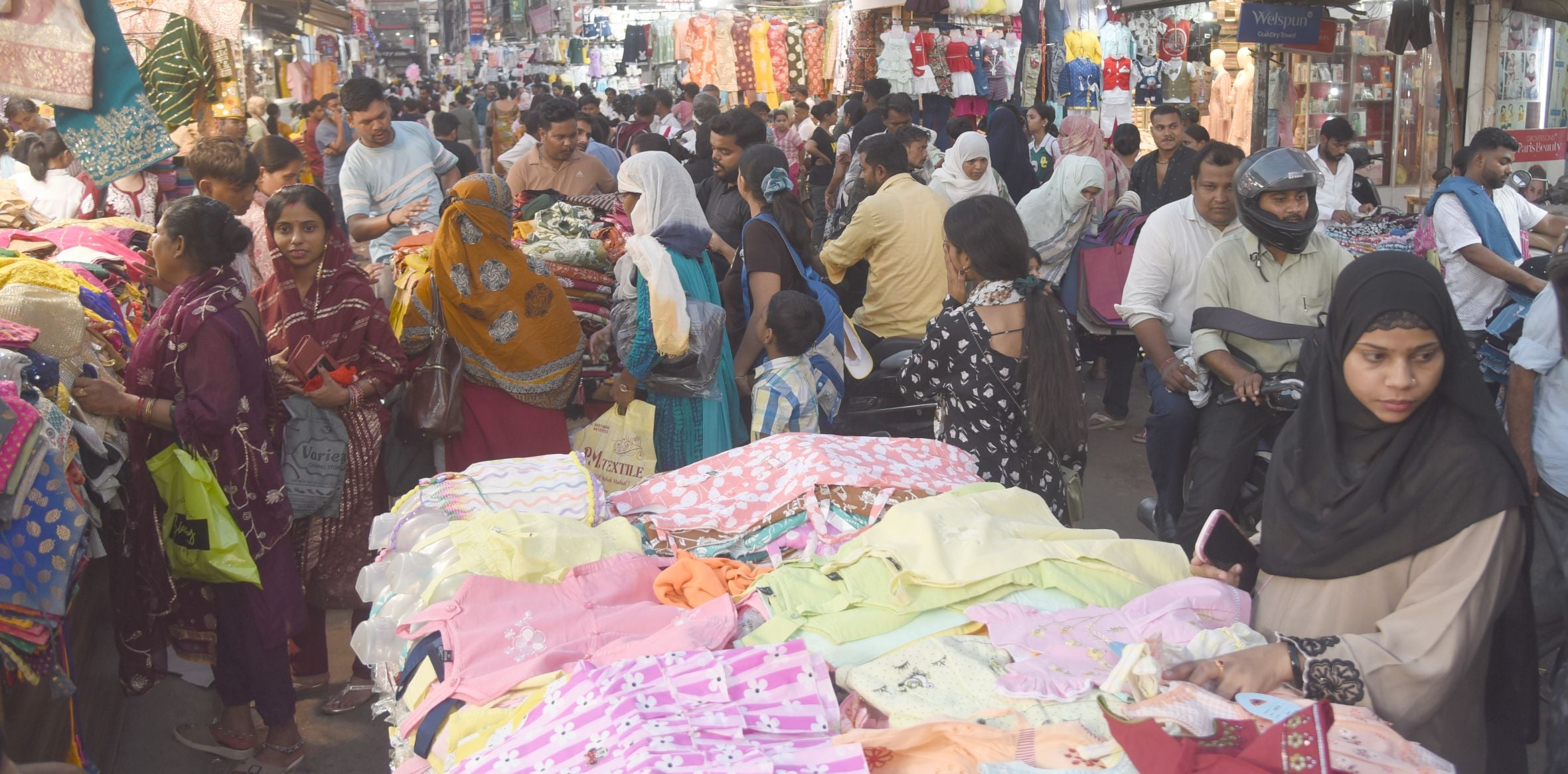 बाजार में देर रात तक चली बकरीद की खरीदारी।