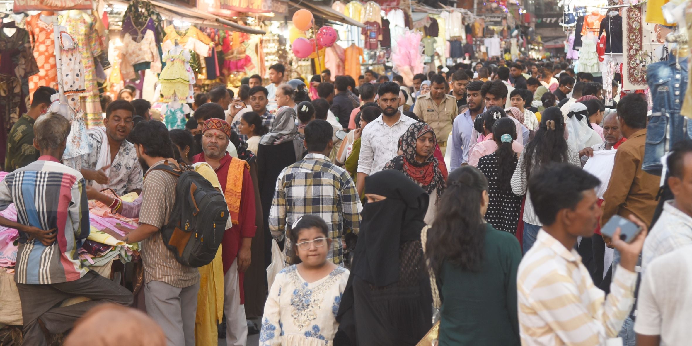 बाजार में देर रात तक चली बकरीद की खरीदारी।