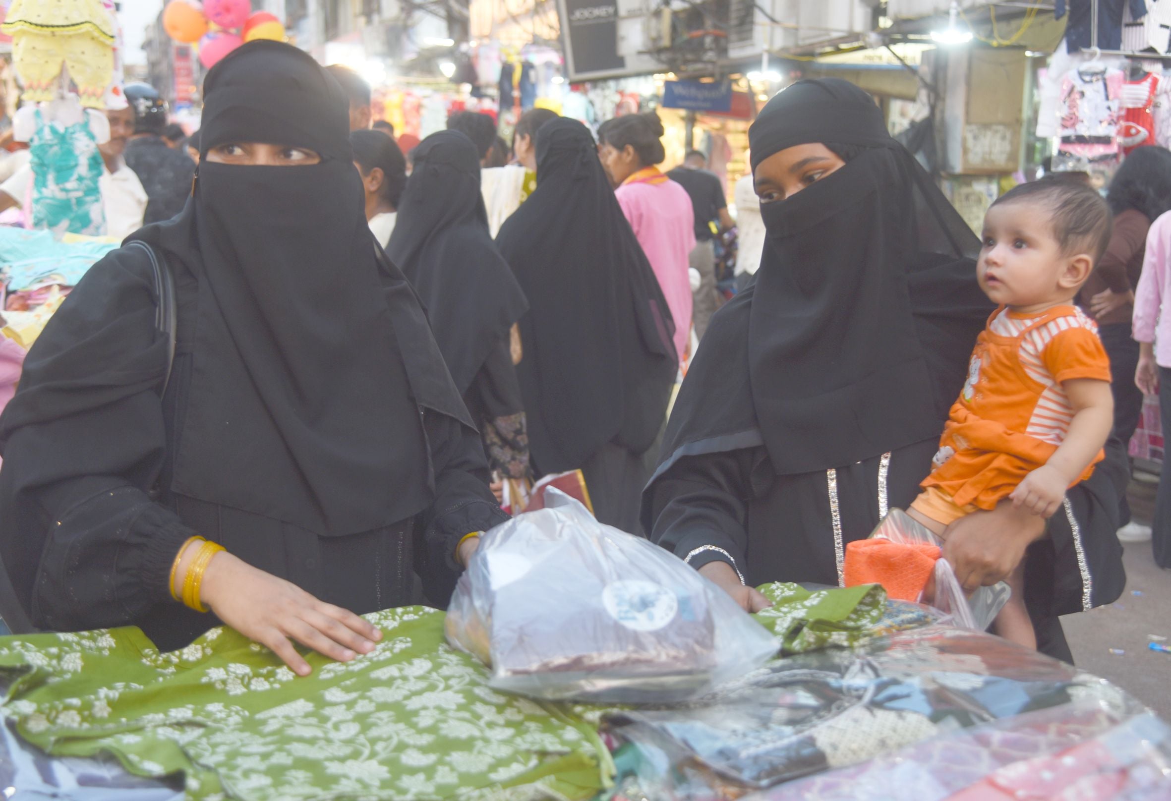 बाजार में देर रात तक चली बकरीद की खरीदारी।