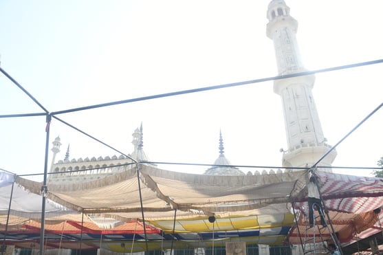 बकरीद की नमाज की मस्जिदों में चलीं तैयारियां। बकरीद की नमाज की मस्जिदों में चलीं तैयारियां।