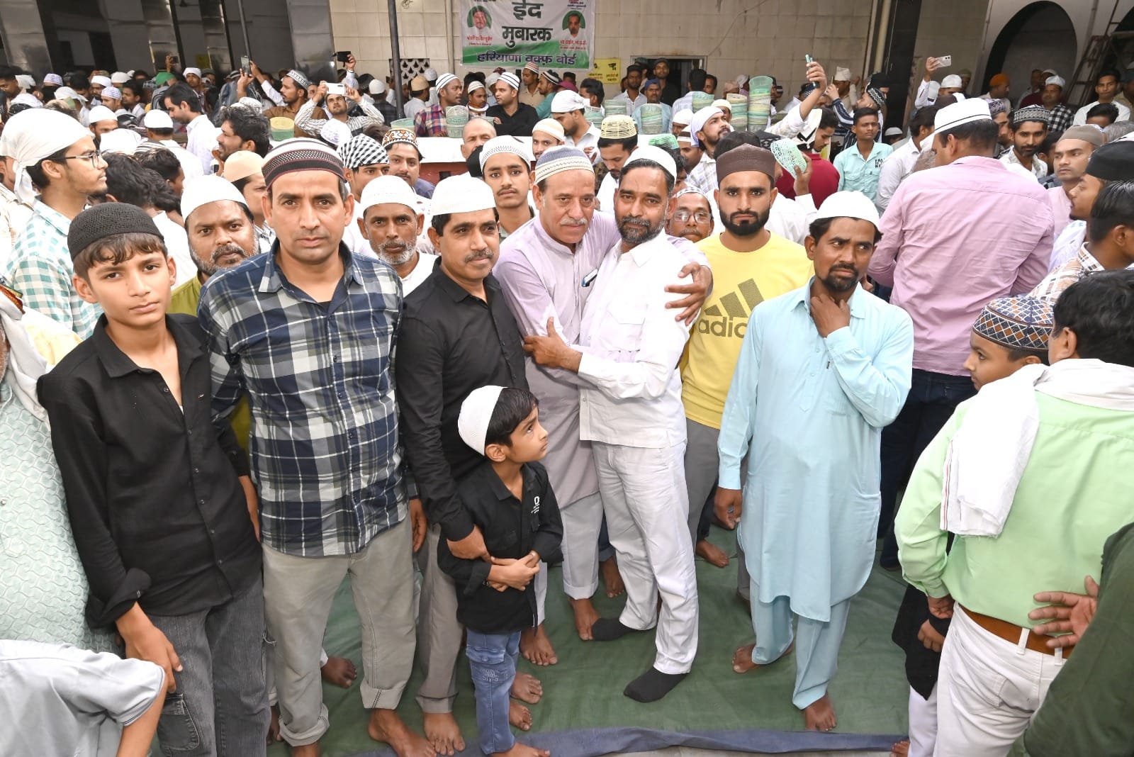 बकरीद पर नमाज अदा करते मुस्लिम समाज के लोग। स्रोत : समाज बकरीद पर नमाज अदा करते मुस्लिम समाज के लोग। स्रोत : समाज