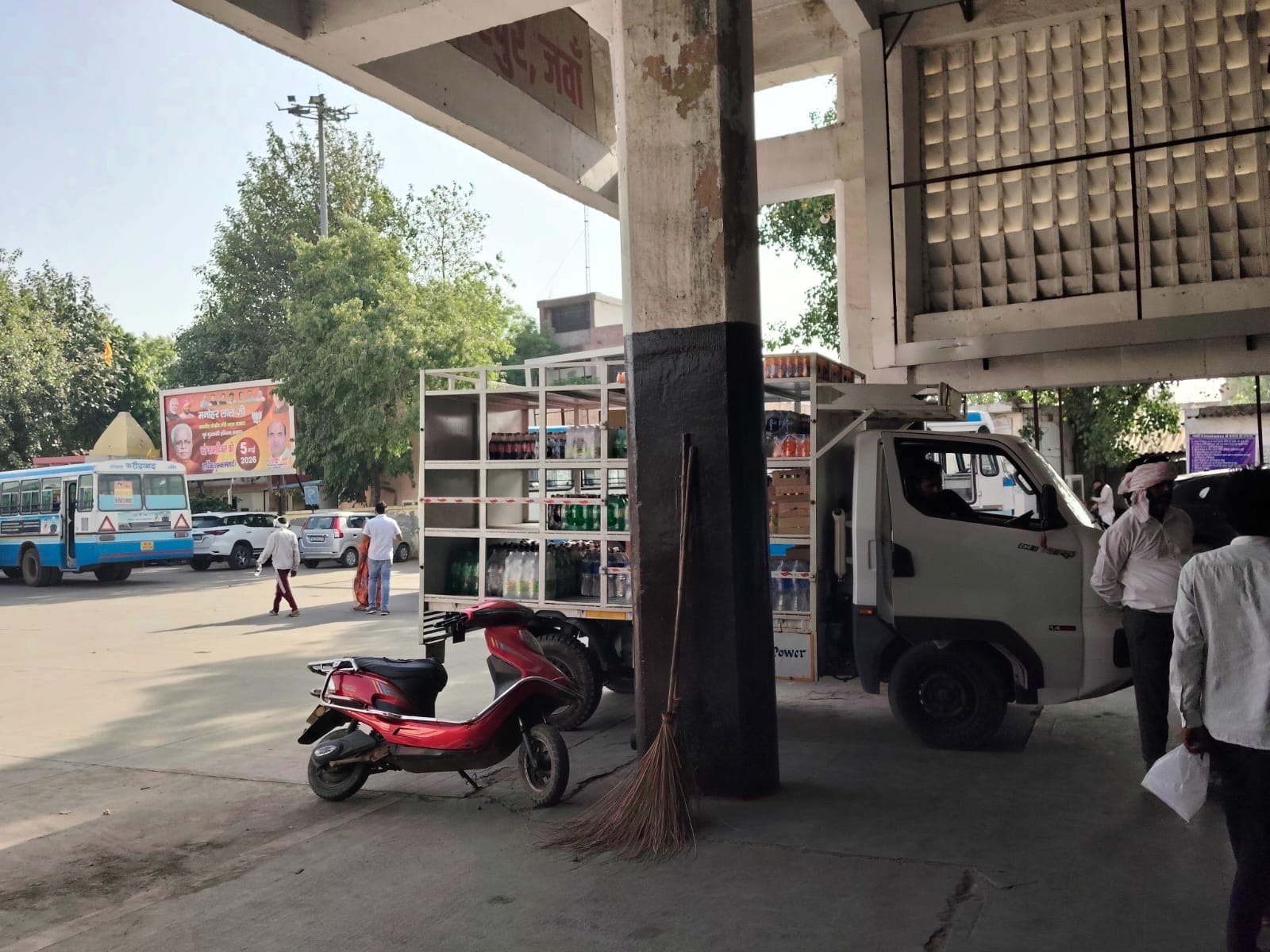 बल्लभगढ़ बस अड्डा परिसर स्थित दुकान के बाहर रखा सामान । संवाद बल्लभगढ़ बस अड्डा परिसर स्थित दुकान के बाहर रखा सामान । संवाद