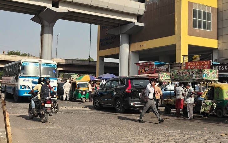 बल्लभगढ़ बस अड्डा परिसर स्थित दुकान के बाहर रखा सामान । संवाद बल्लभगढ़ बस अड्डा परिसर स्थित दुकान के बाहर रखा सामान । संवाद